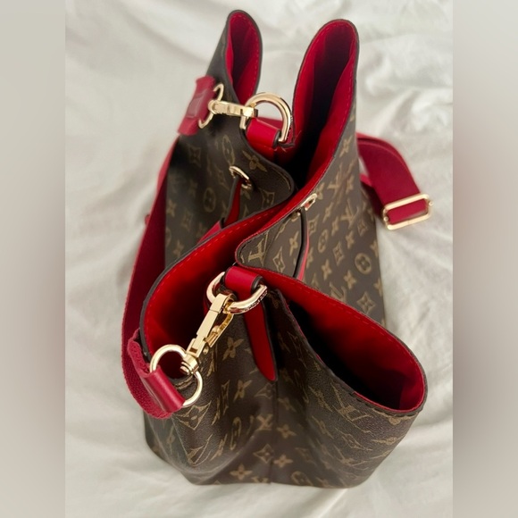 👑✅PRICE FIRM✅ Brown and Red Monogram Bucket Crossbody bag. Like brand new! - Picture 4 of 17